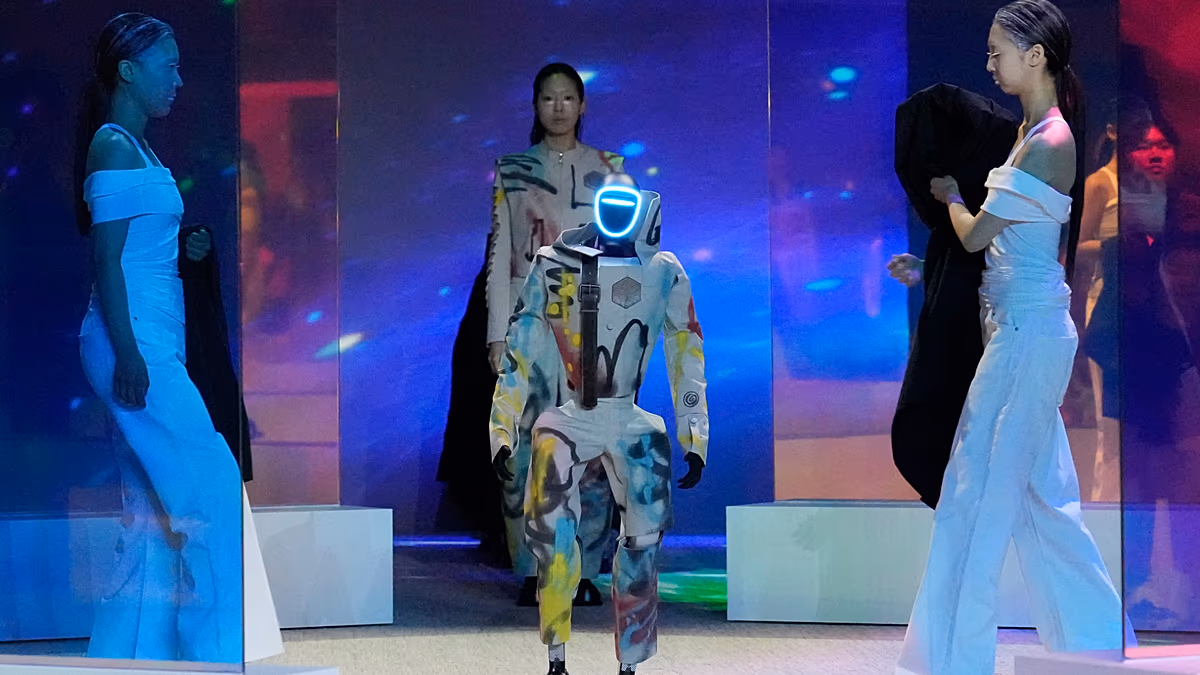 Humanoid robotok csatlakoznak modellekhez a szöuli divatbemutatón