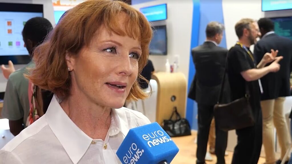 Julia White, az AWS marketing igazgatója szerint az egyetlen módja annak, hogy jóvá váljon az AI-ban, ha elbukunk.