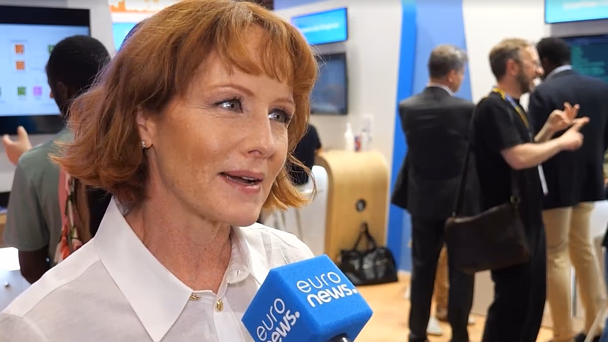 Julia White, az AWS marketing igazgatója szerint az egyetlen módja annak, hogy jóvá váljon az AI-ban, ha elbukunk.