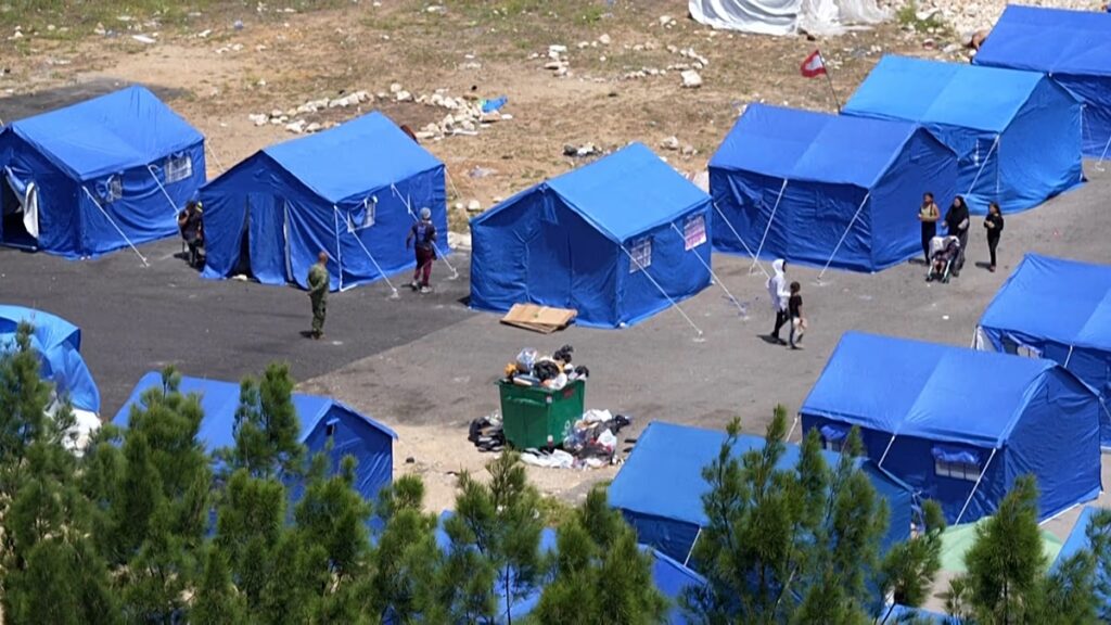 Libanon tengerparti sátortábort nyit Bejrútban, mivel az izraeli csapások 1 millió embert kiszorítottak Libanon nagy sátortábort nyitott a bejrúti tengerparton, hogy menedéket nyújtson az izraeli bombázások és a Hezbollahhoz kapcsolódó harcok miatt elhagyott civileknek, mivel mára több mint egymillió embert kényszerítettek ki otthonából. 2026.05.22