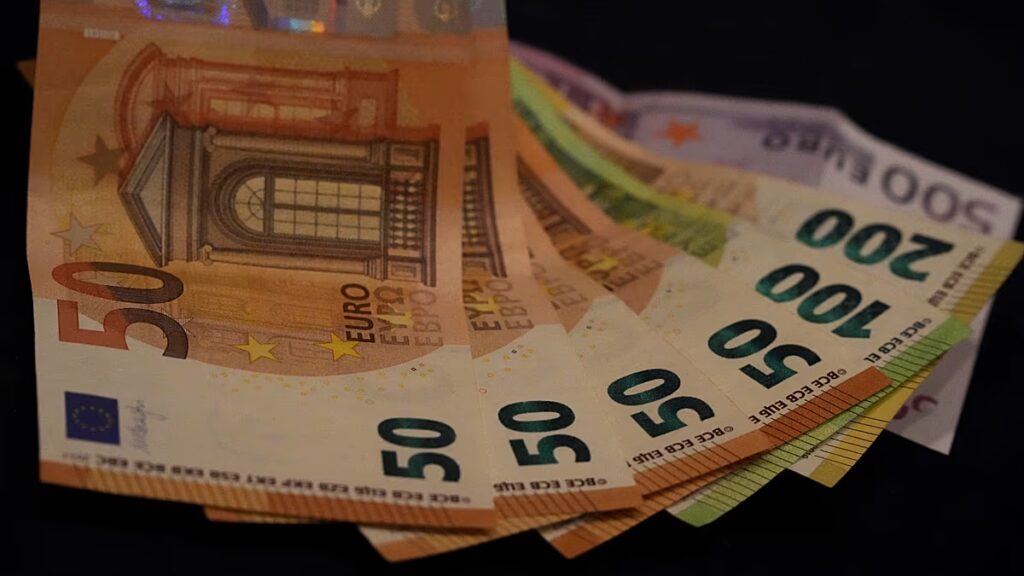Mi marad egy 100 000 eurós adózás utáni fizetésből Európában?