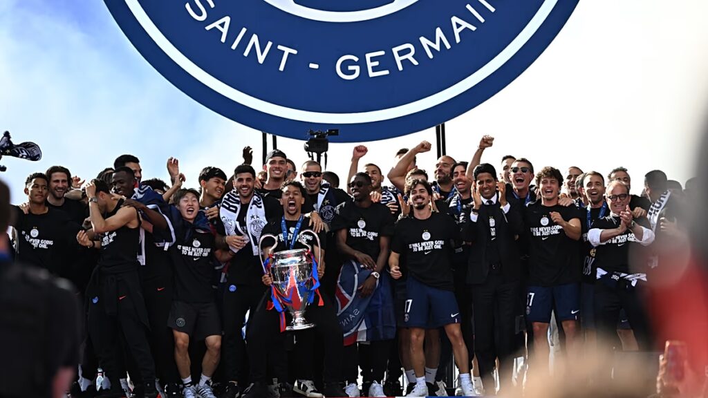 PSG: A Bajnokok Ligája-győztesek a budapesti diadal után Párizsba való visszatérést ünneplik