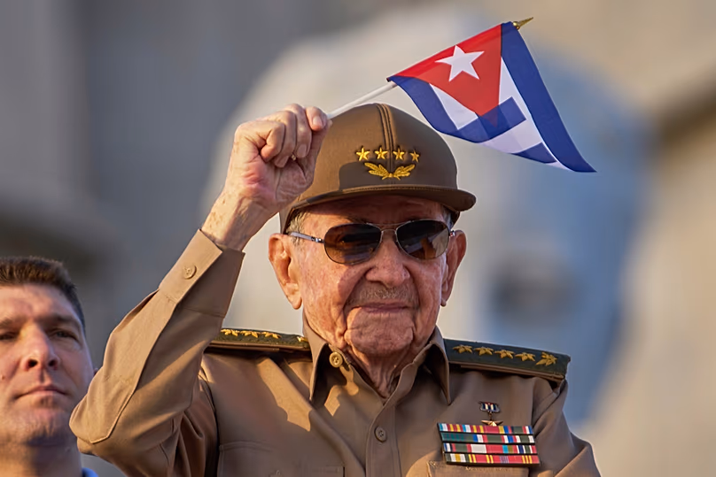 FÁJL – Raul Castro kubai nemzeti zászlót lengetett a május elsejei felvonuláson a havannai Revolution Square-en, 2025. május 1.