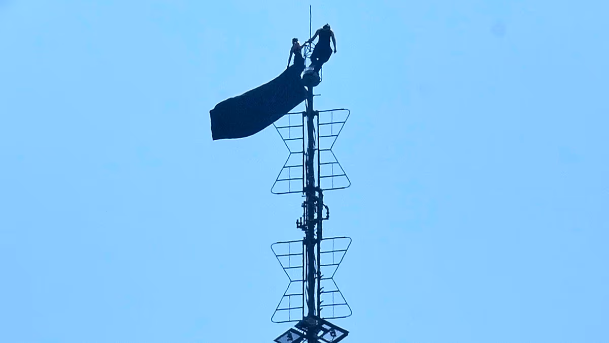 Kettőt letartóztattak, miután a „szeretet ereje” zászlót kiterítették az Empire State Building antennájára