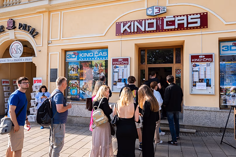 A Karlovy Vary-i filmfesztivál minden nagyközönség számára nyitva áll, és filmeket nézhet az éves futamán, 2026. július 3-án.
