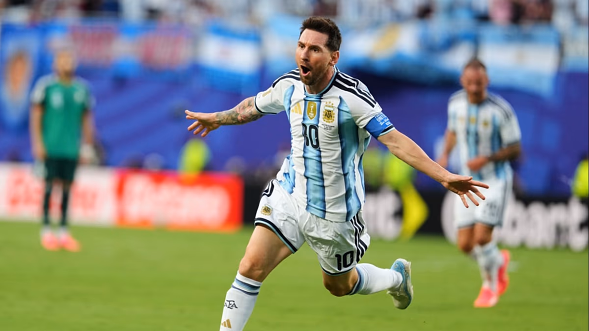 Lionel Messi a legtöbb vb-gólért megszerezte Miroslav Klosét, miközben Argentína 3-0-ra legyőzte Algériát.