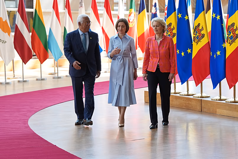 Antonio Costa, az EU Tanácsának elnöke, Maia Sandu moldovai és Ursula von der Leyen, az Európai Bizottság elnöke az EU-Moldova csúcstalálkozóra érkezik Brüsszelbe, 2026. június 22-én.