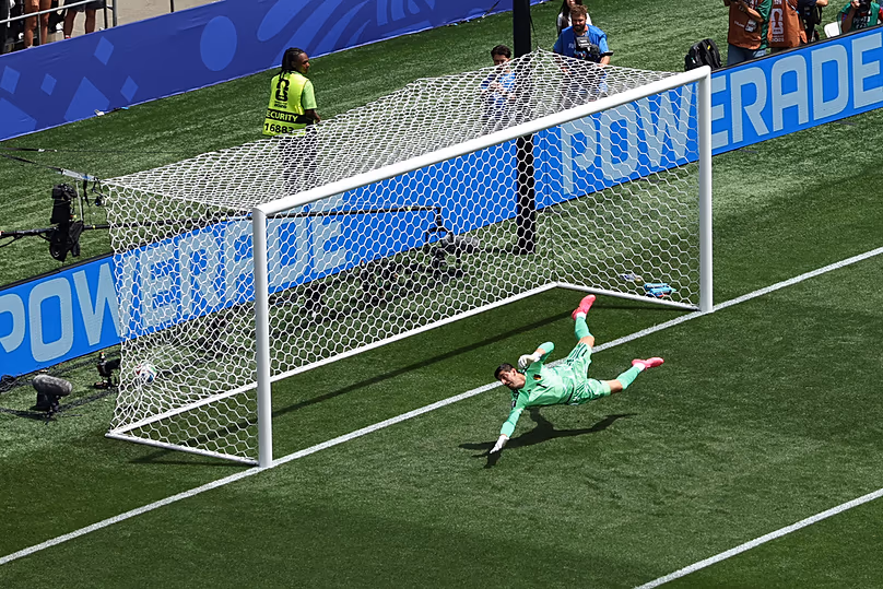 A belga kapus, Thibaut Courtois elsuhant egy gól mellett a labdarúgó-világbajnokság Belgium–Egyiptom G-csoportjában, Seattle-ben, 2026. június 15-én, hétfőn.