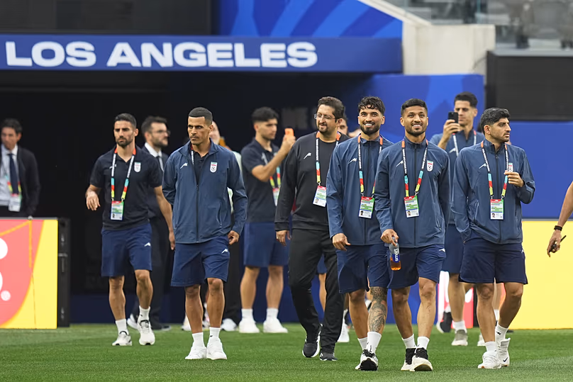 Az iráni játékosok a pályára lépnek a stadionban egy nappal az Új-Zéland elleni labdarúgó-világbajnokság mérkőzésük előtt a kaliforniai Inglewoodban, Los Angeles közelében, 2026. június 14-én, vasárnap.
