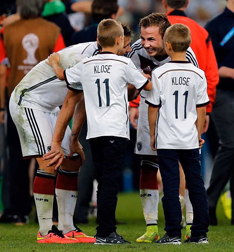 Mario Götze labdarúgó csapattársa, Miroslav Klose gyermekeivel beszélget a 2014 júliusi Németország–Argentína vb-döntő után.