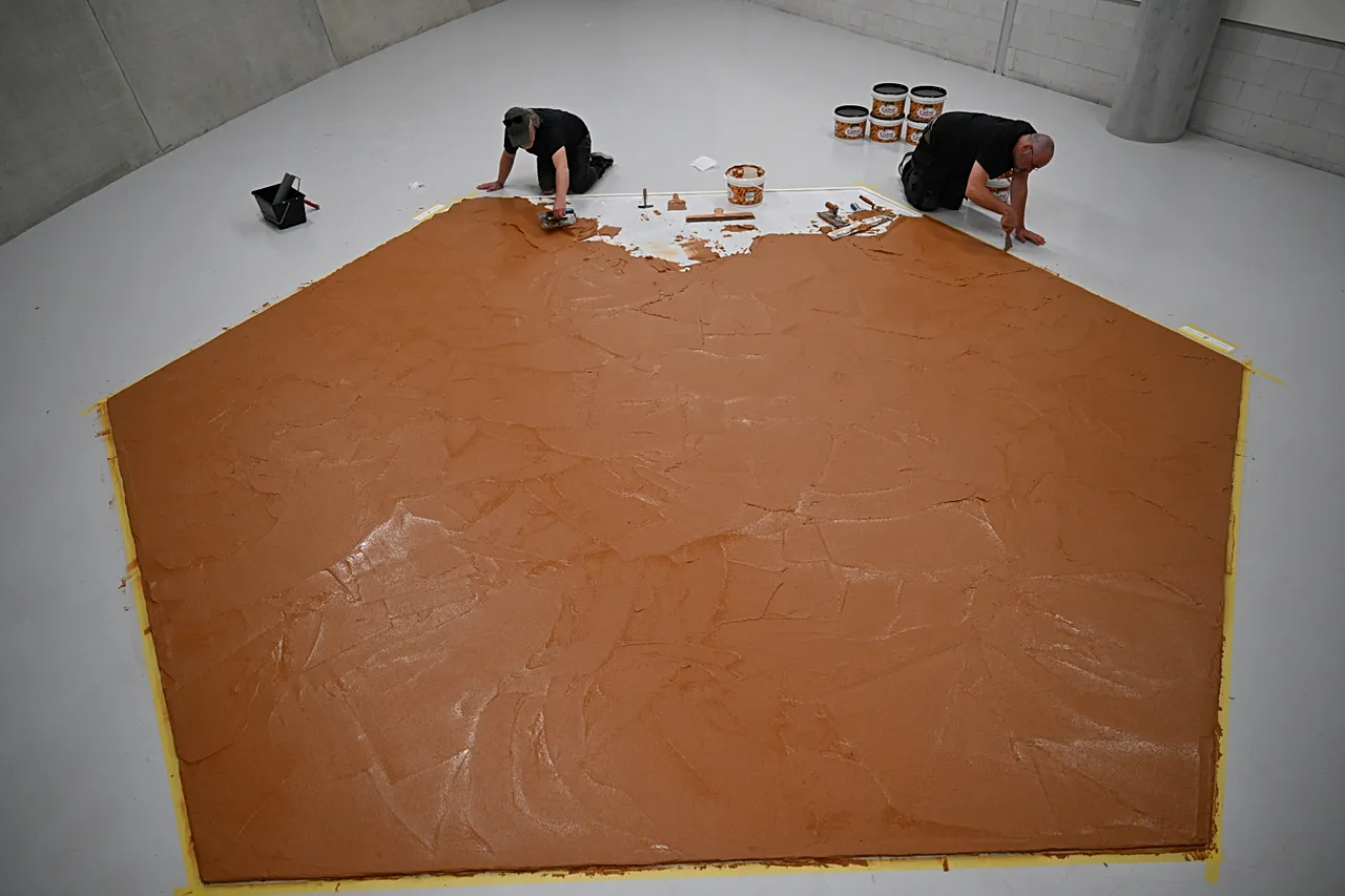 A munkások földimogyoróvajat kentek a padlóra, hogy újra létrehozzák a "Peanut Butter Floor"-t Wim T. Schippers holland művész előtt tisztelegve