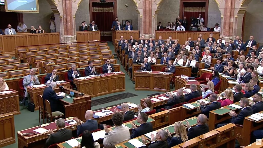Mentette hivatalából Sulyok Tamás köztársasági elnököt a parlament
