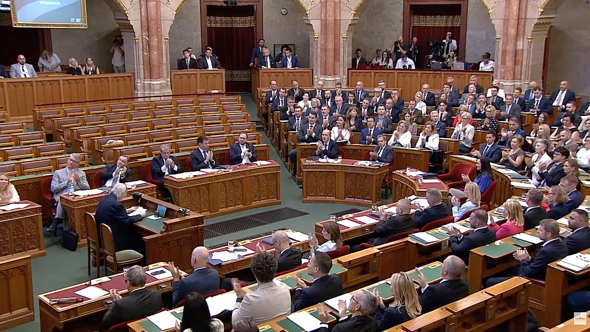Mentette hivatalából Sulyok Tamás köztársasági elnököt a parlament