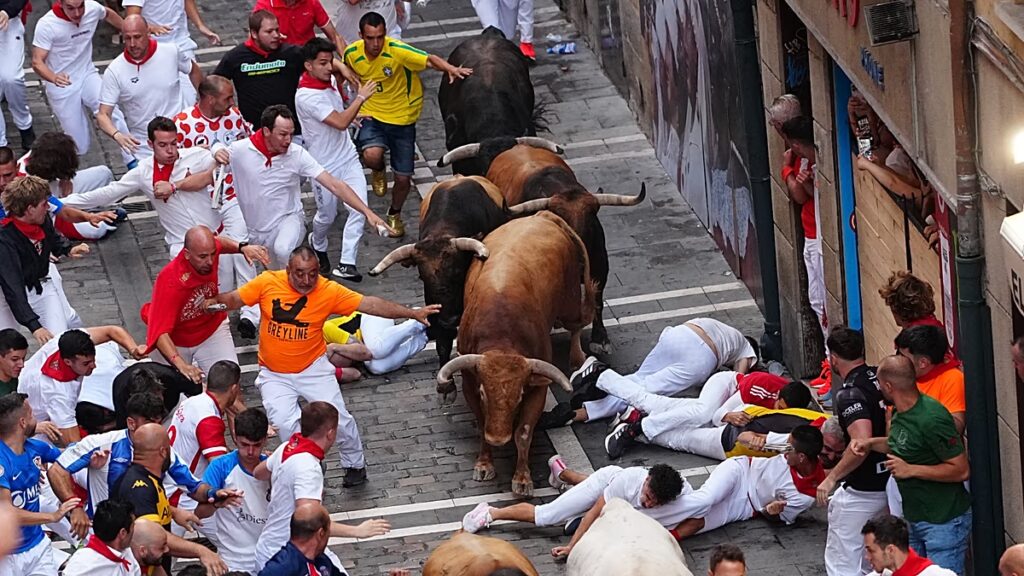 Csaknem 60 ember halt meg vagy sebesült meg a híres spanyolországi San Fermín bikafuttatások során