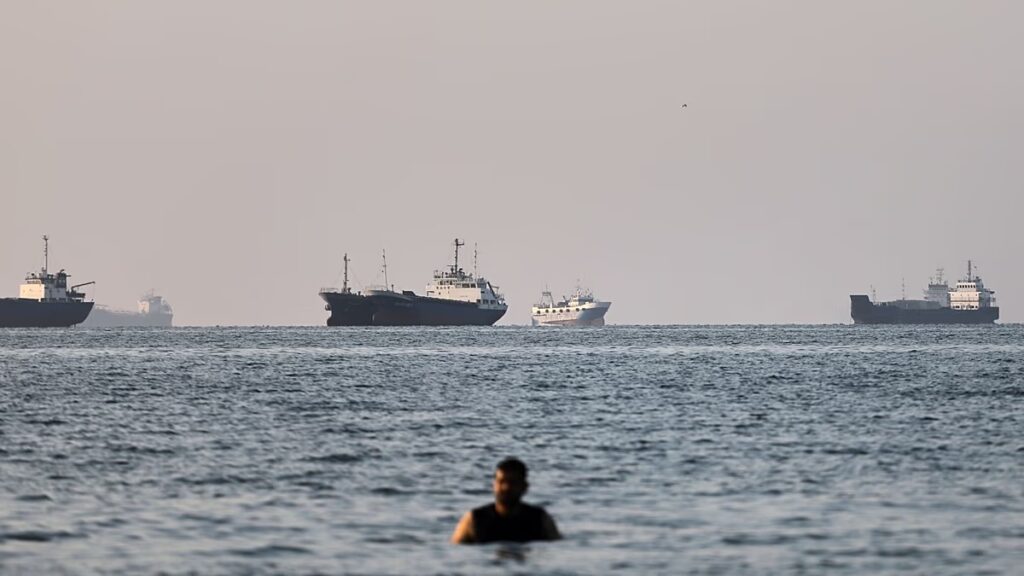 Az Egyesült Államok folytatja a nappali csapásokat Irán ellen, mivel a feszültség fokozódik a Hormuzi-szoros felett
