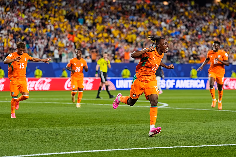 Yan Diomande, az elefántcsontparti játékos ünnepli csapattársa, Amad Diallo gólját az Ecuador elleni vb-mérkőzésen Philadelphiában, 2026. június 14-én, vasárnap.
