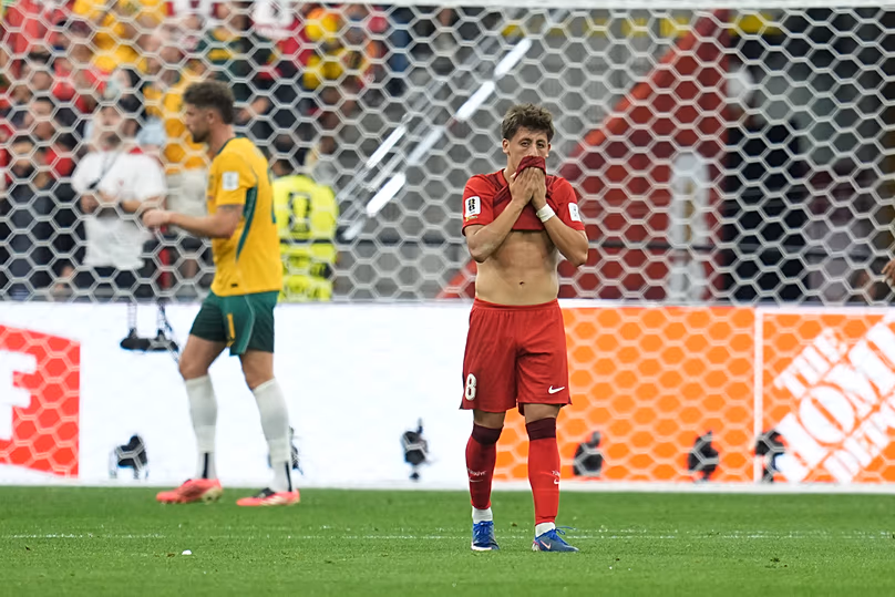 A török Arda Guler reagált, miután kihagyott egy lövéskísérletet az Ausztrália elleni világbajnokság első félidejében Vancouverben, Brit Columbiában, szombat, 2026. június 13.