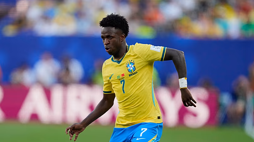 A brazil Vinicius Junior irányítja a labdát a világbajnokság C-csoportjának Brazília–Marokkó mérkőzésén East Rutherfordban, New York államban, 2026. június 13-án, szombaton.