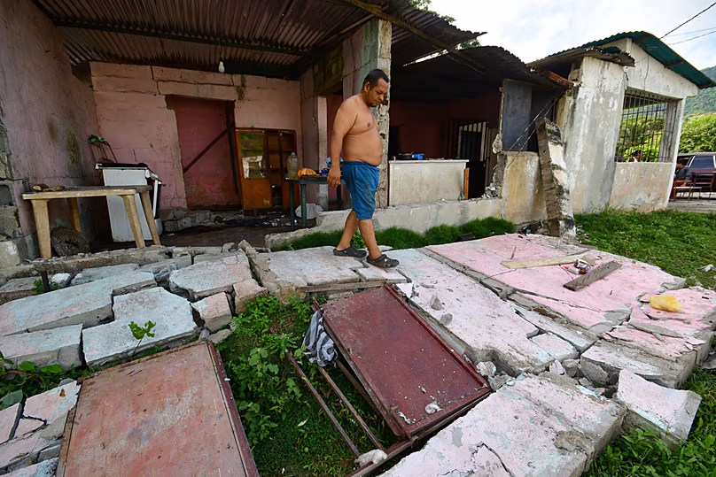 Egy férfi átsétál moroni otthonának leomlott falain, közel a Venezuelát előző nap, 2026. június 25-én, csütörtökön sújtó két földrengés epicentrumához.