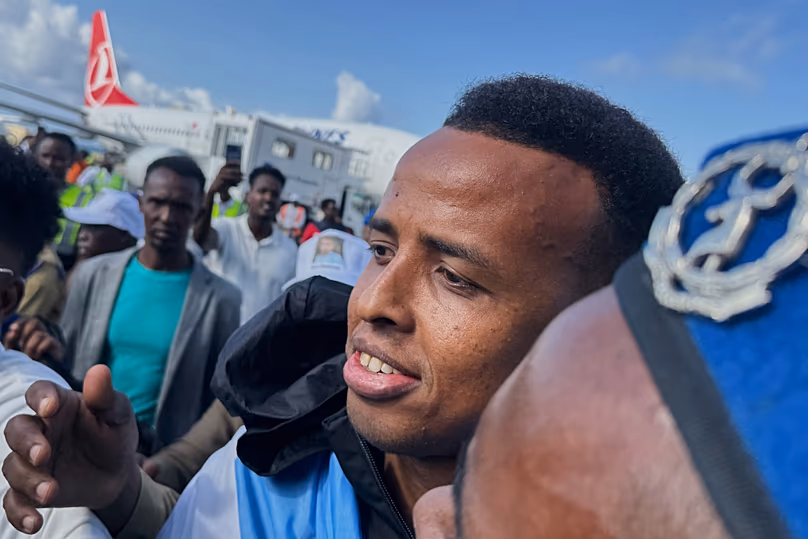 Omar Artan játékvezetőt a szurkolók üdvözlik Mogadishuba érkezésekor, 2026. június 10-én