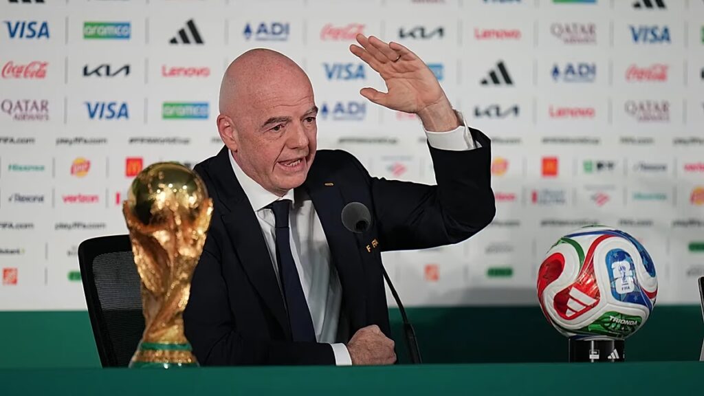 Infantino megvédi a vb-jegyek árait, és azt mondja, hogy a szurkolóknak "nyugodniuk kell" az Egyesült Államok belépési tilalmától