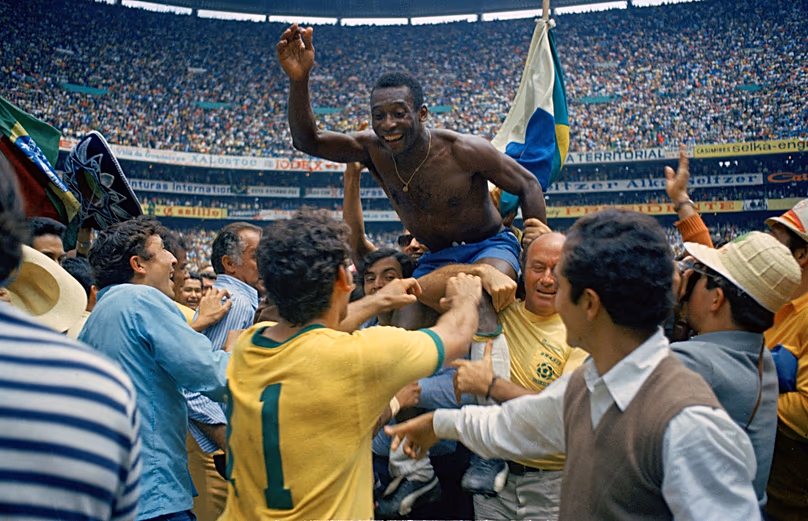FÁJLÁS – A brazil Pele csapattársai vállára emelik, miután 1970. június 21-én Brazília megnyerte a világbajnokság döntőjét a mexikóvárosi Estadio Aztecában.