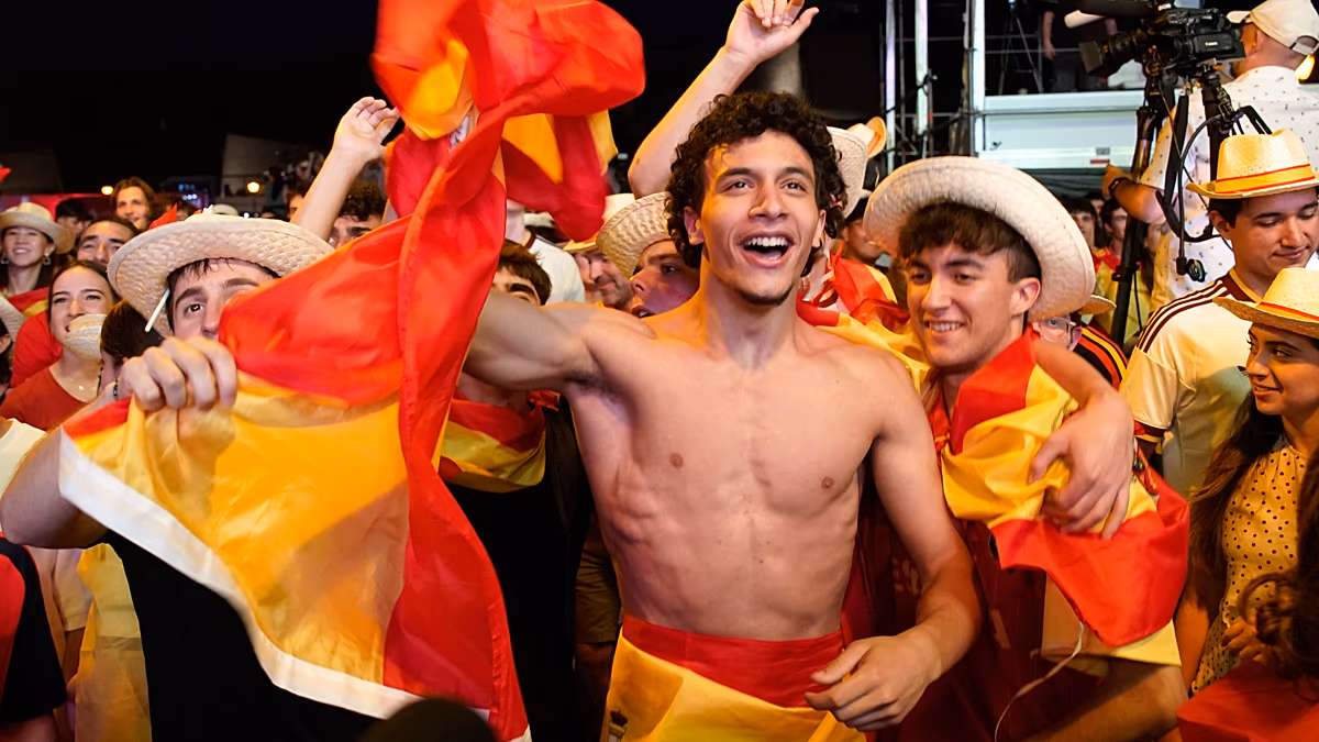 A spanyol szurkolók Belgium győzelme után ünneplik a világbajnokság elődöntőjét