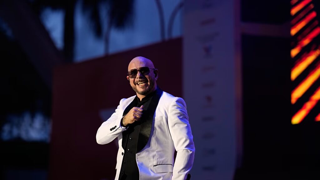 Az amerikai rapper, Pitbull rekordot döntött a kopasz sapkát viselő emberek legnagyobb összejövetelében