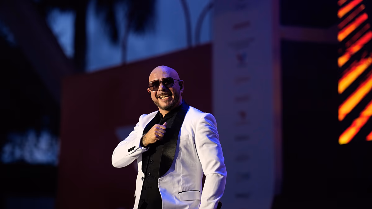Az amerikai rapper, Pitbull rekordot döntött a kopasz sapkát viselő emberek legnagyobb összejövetelében