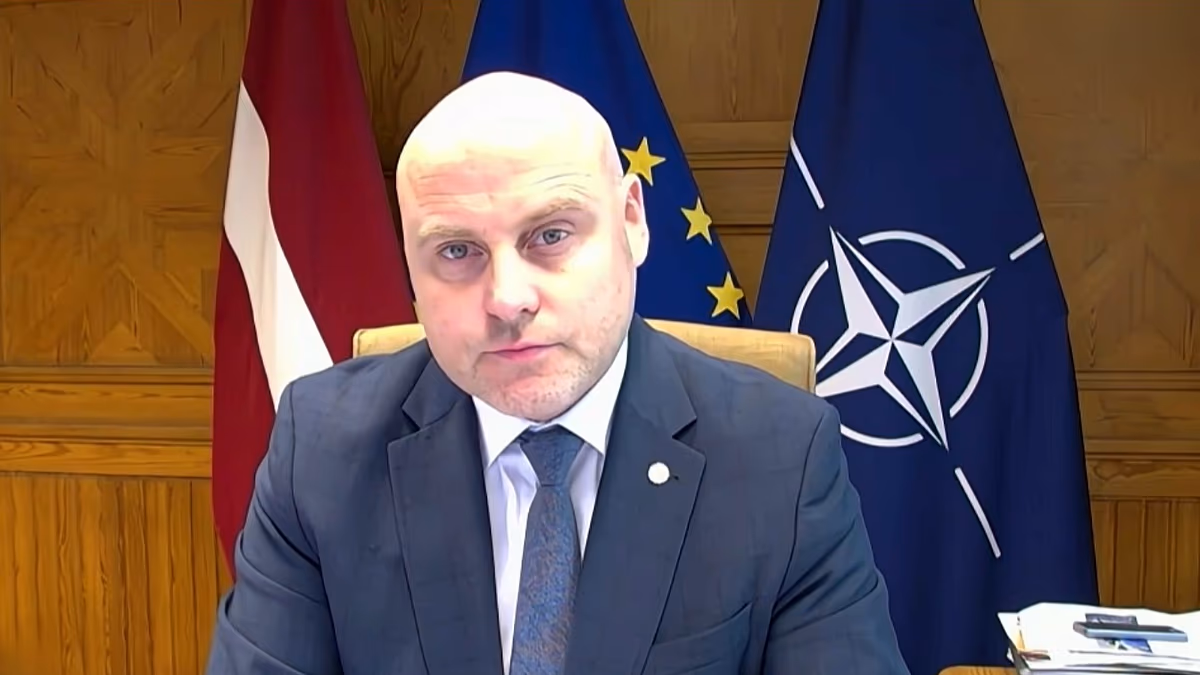 Kulbergs miniszterelnök szerint Putyin megerősíti a Lettország elleni hibrid háborút, mert „veszít Ukrajnában”.