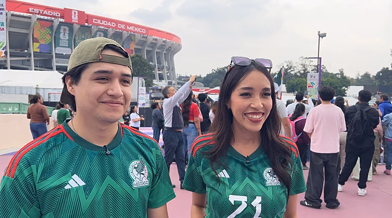 A mexikói futballszurkolók a Mexikóvárosi Stadion előtt gyűlnek össze 2026. június 7-én.
