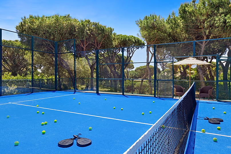 A Pine Cliffs Resort padel pályái Portugáliában