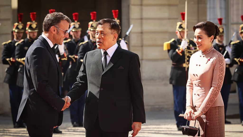 Vírusos hamis mesterséges intelligencia-képen Macron a thai király előtt térdelve látható